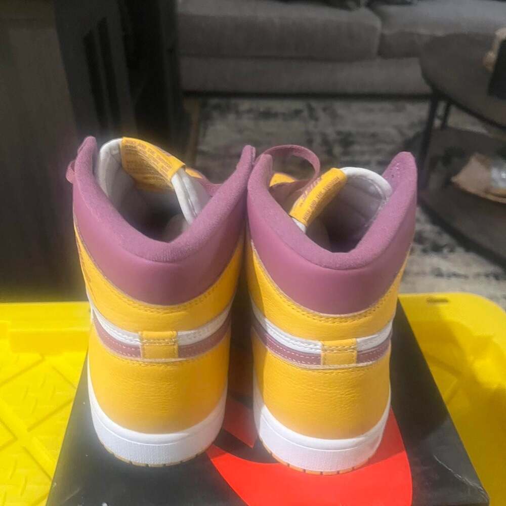 Air Jordan 1 Retro High OG University Gold Light Bordeaux - Picture 2 of 4